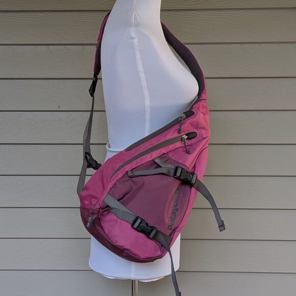 Patagonia Atom Magenta Pink Burgundy Sling Crossbody Bag Day Hiking Travel Rare - Picture 1 of 5